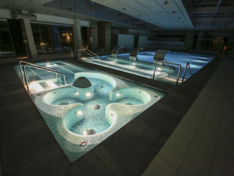 Vantaggi dell'illuminazione a LED per piscine: efficienza ed estetica